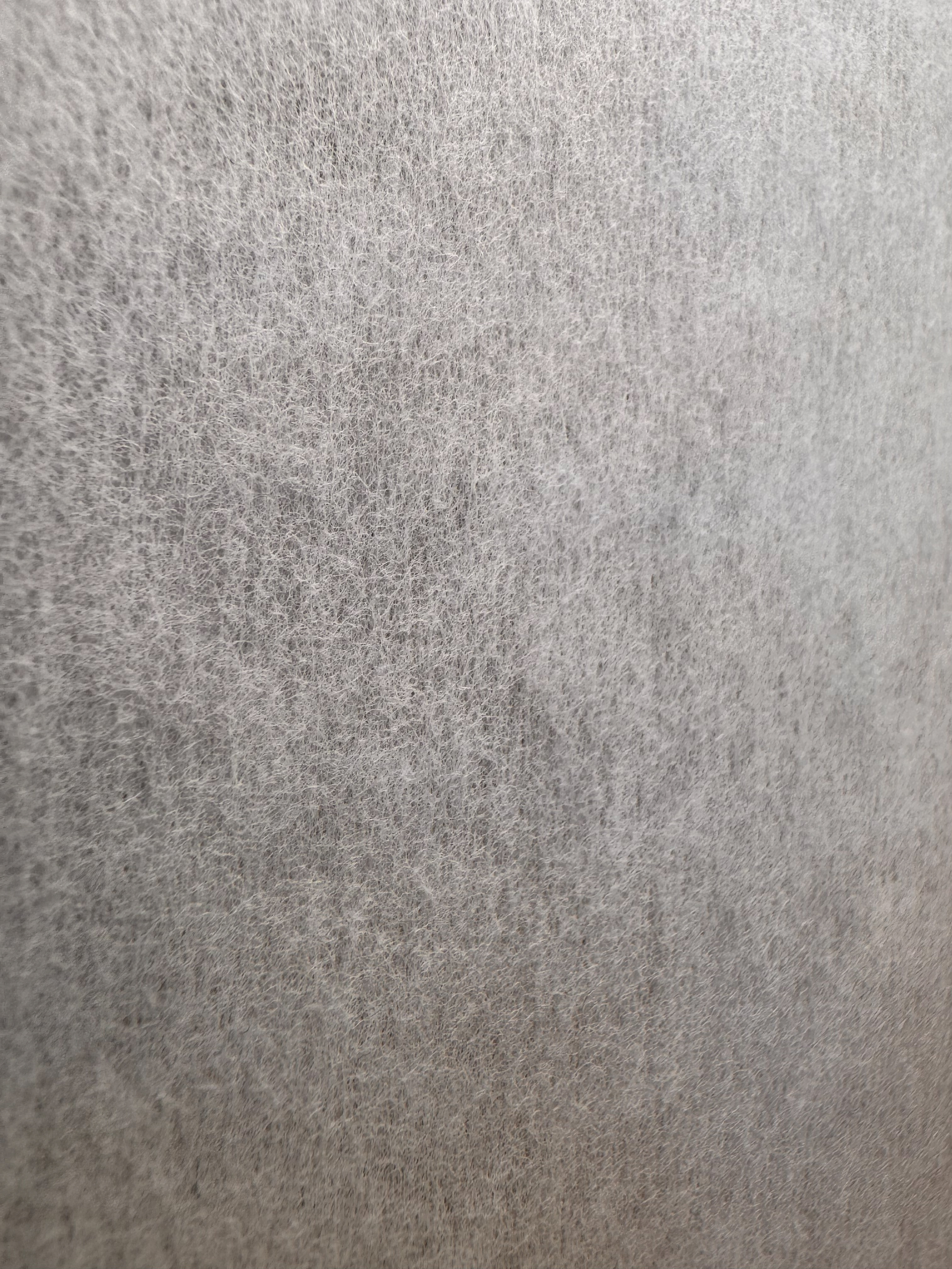 Dettaglio macro della texture naturale della carta washi con fibre di gelso kozo in evidenza